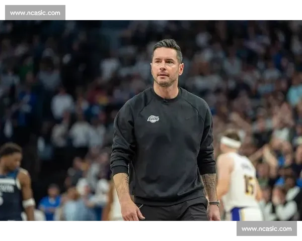 未上场的见证者：雷迪克与湖人的拼搏标杆